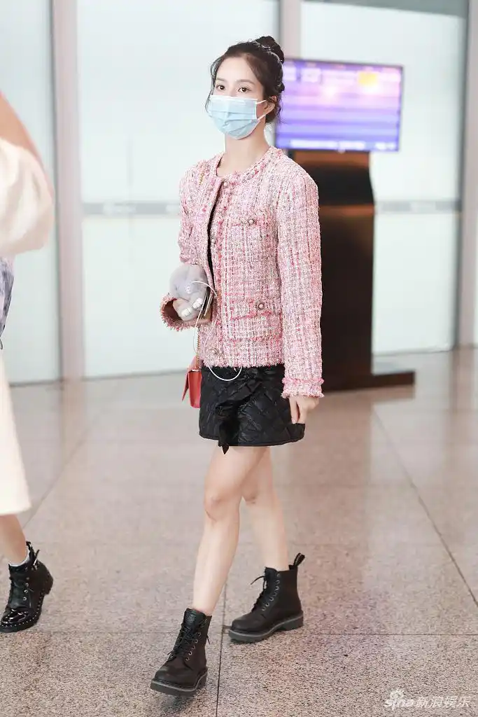 刘些宁穿粗呢外套搭热裤秀美腿比耶挥手清甜软萌