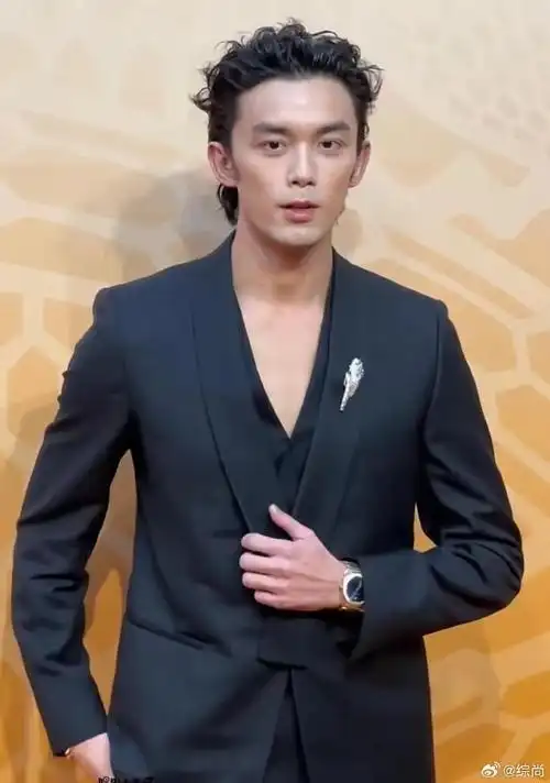 吴磊近照被骂太丑了!网友:长卷发太油腻,脸瘦得都凹下去了