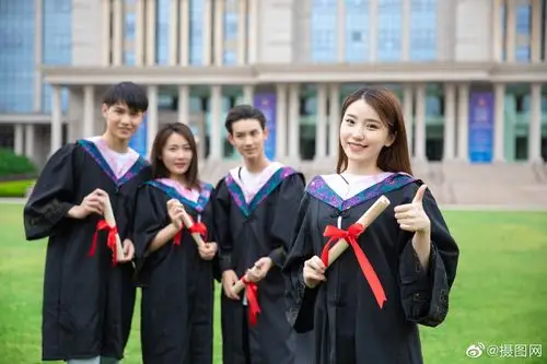 学士服毕业照大家都在拍可同样的姿势