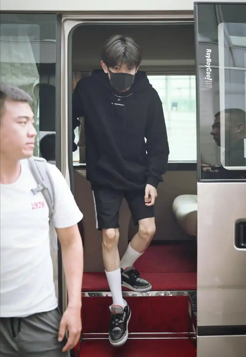 【王源腿】 源哥的腿过分撩人了, 穿短裤真的超a.