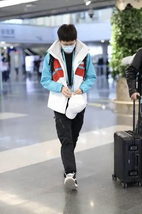 张一山穿上公益装却仍然有一种痞帅感素颜的双眼更显疲惫