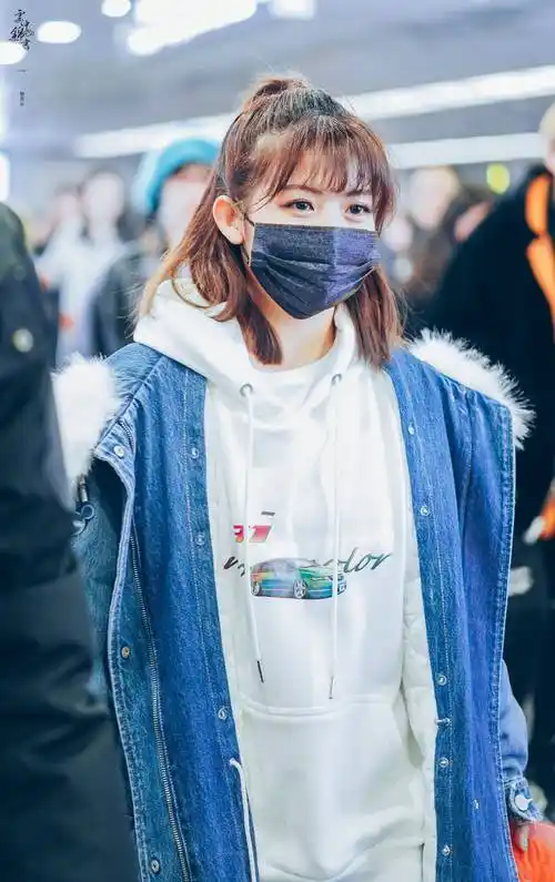 赖美云穿蓝色牛仔衣内搭白色卫衣现身机场,戴着黑色口罩遮面