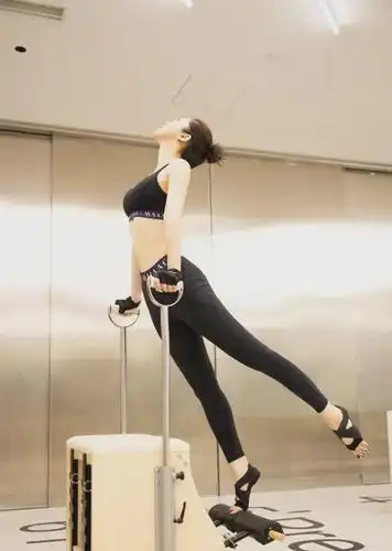 41岁董璇晒一字马照片,穿运动背心秀蚂蚁腰,皮肤白皙没皱纹