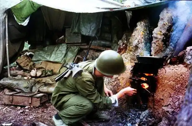 中越老山前线罕见彩照长发女兵战壕内持枪组图