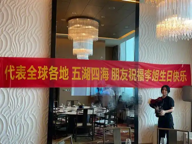 第一次过生日碰到工作日,本来不打算过了,但是永远可以相信滴滴,相信