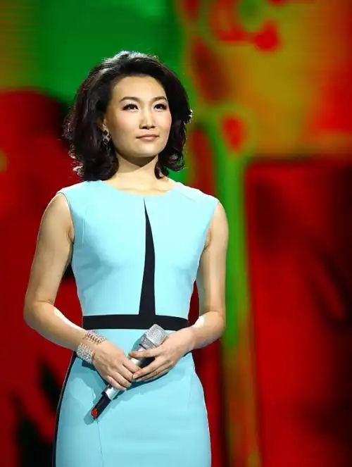 近日,央视新闻联播的一姐李梓萌惊艳亮相综艺节目,摘下多年戴的假发后