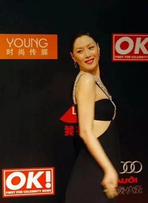 任达华老婆尽管年龄已经不小,但她的风采依旧令人惊艳.