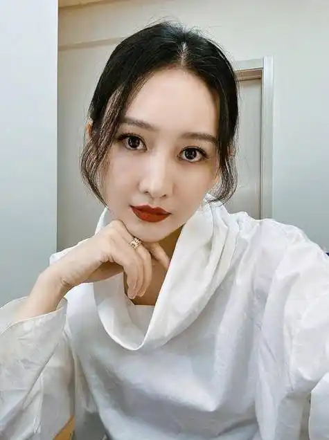 王鸥生产后复工,状态良好惹人怜_广告_曲线_腰部