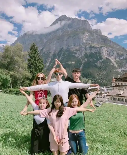 只要凑齐6个人,就能解锁好朋友拍照新姿势,快和好朋友们约起来吧