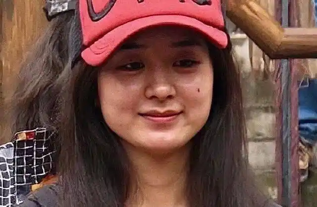 而且这些照片p图的痕迹很明显,其中一张赵丽颖的脸都胖成包子了,那