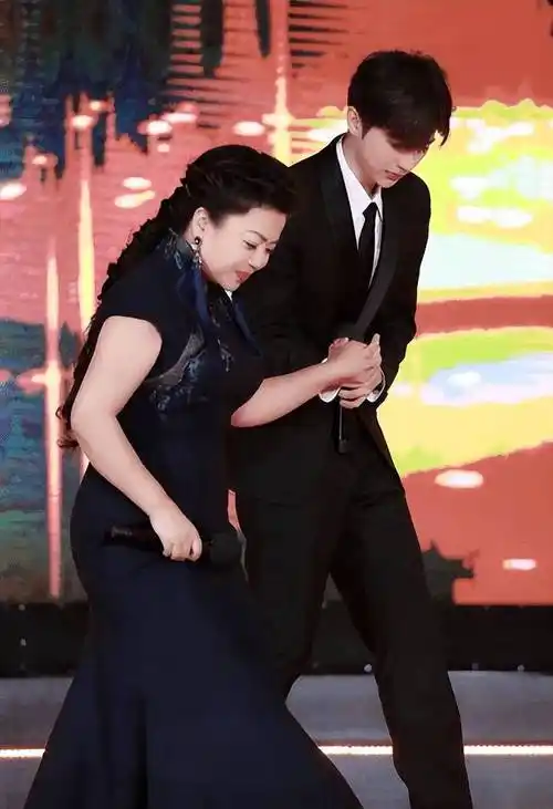 歌唱家张也对自己的身材非常自信,54岁,旗袍难掩魅力,不减肥,会更漂亮