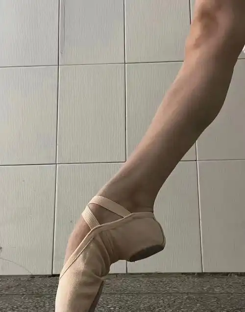 舞蹈生就是有压不完的脚背