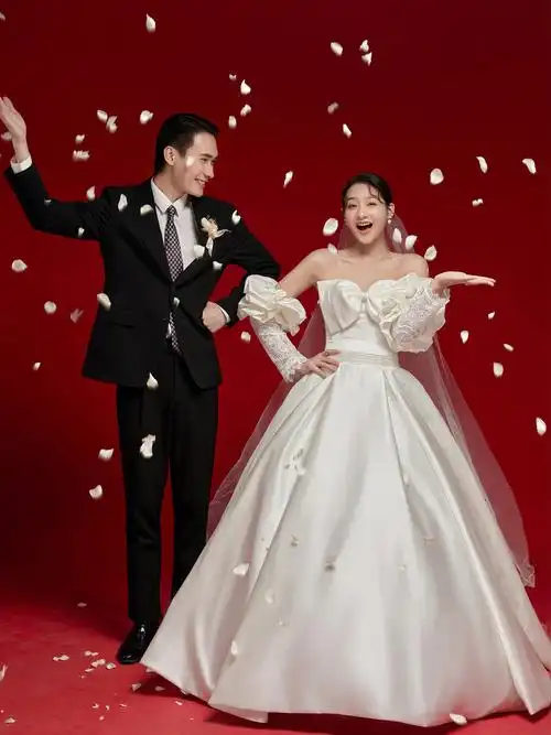 经典红色喜庆背景,红黑白经典搭配喜庆中又带着满满的高级仪式感撒花