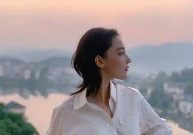 张馨予晒绝美侧脸照,编辑记录暴露性格,给自己的评论亮了_照片_排版