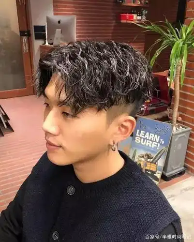 说到渣男发型,第一想到的就是"锡纸烫"