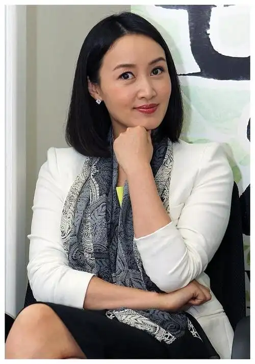 她24岁成央视春晚主持,曾有两男人为她离婚,如今成为富商太太