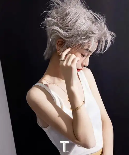 angelababy银灰短发造型,冷感时髦画风