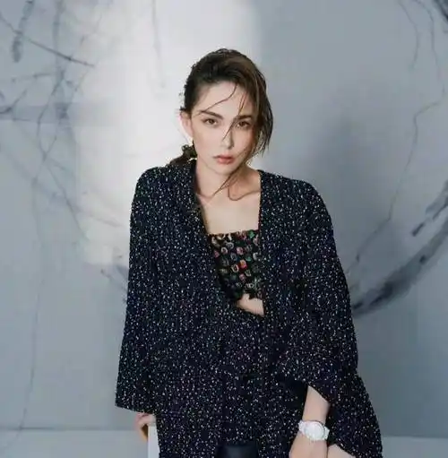 昆凌17岁就被周杰伦追到手,看到她的旧照,难怪周杰伦心急想娶她_外表