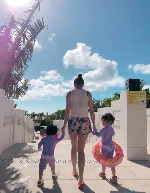 而就在7月20日的时候,贾静雯又来晒幸福了,原来她们一家四口去海边