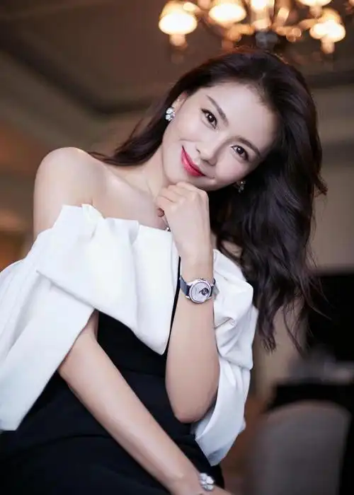 42岁刘涛的骨感身材绝了穿拼接色一字肩连衣裙锁骨真吸睛