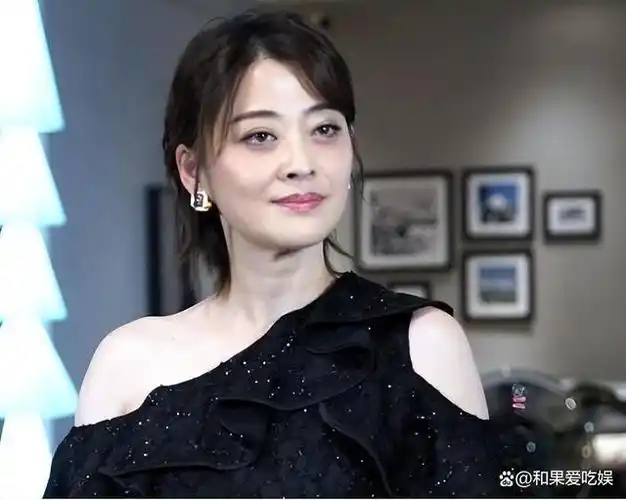 梅婷剪短发撞脸毛阿敏和小13岁颖儿同框却被调侃像同龄人