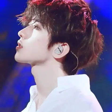 蔡徐坤戴墨镜微笑的头像(蔡徐坤头像四个眼睛) - 搞怪个性头像 - 艾伊