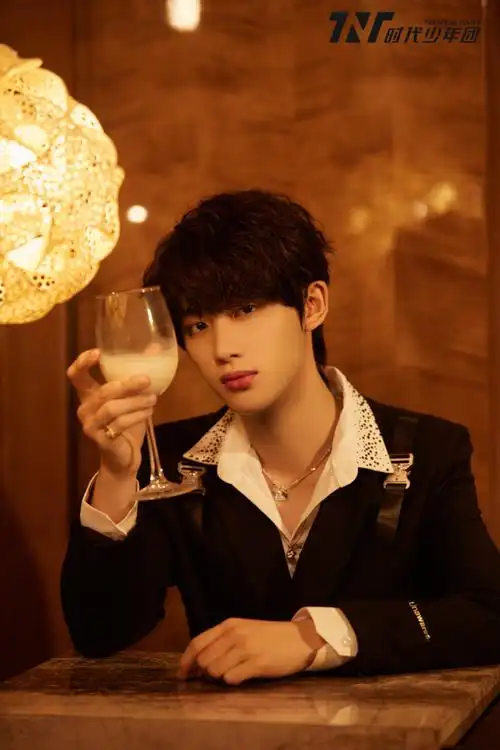 时代少年团超话99#元气爱豆的日常#雅致西装点缀锋芒,举手投足勾勒