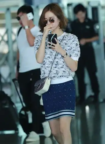 刘诗诗穿短袖t恤,下搭一款蓝色的小裙子,穿出气质很简单!