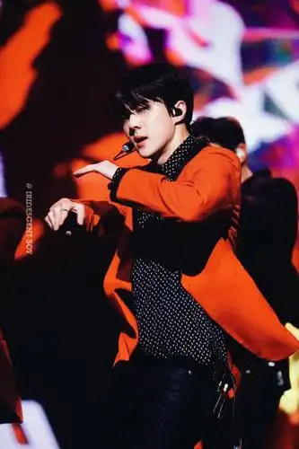 发一个吴世勋酒红色西装舞台混剪