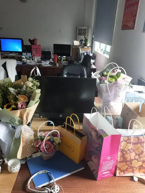 慢慢的礼品堆满了办公桌.