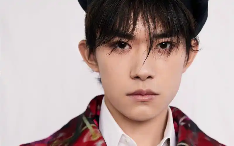 易烊千玺贝雷帽率性帅气图片桌面壁纸