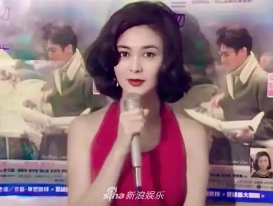 照片中的关之琳一头波浪式的短发俏皮可爱,身穿红裙时尚性感,手里拿着