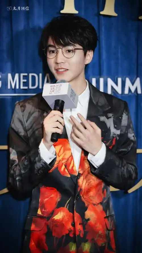 王俊凯繁花西装##王俊凯悄悄移正话筒