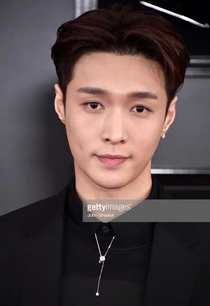 张艺兴出席格莱美红毯生图,颜值高皮肤状态好直接扛住了外网镜头