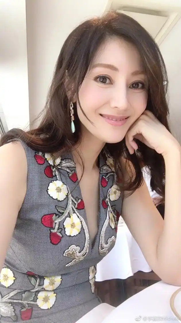李嘉欣不发自拍不舒服 最美港姐连皱纹都美