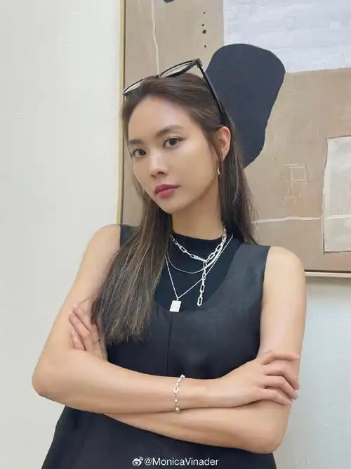 星动monicavinader#王霏霏超话78内敛与张扬并存,优雅与酷感同在.