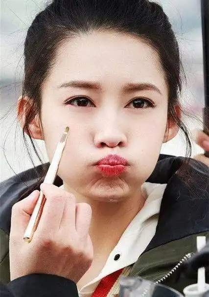 只有刘诗诗气质不一样嘟嘟嘴肖战呆萌的清纯小美女嘟嘟嘴甜美笑容户外