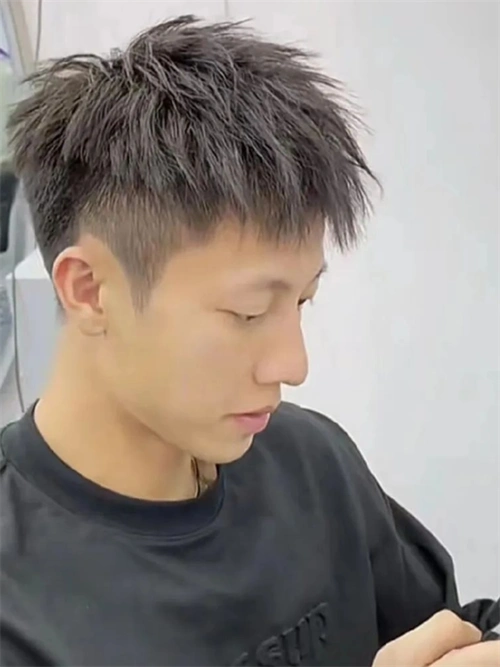 夏季帅哥发型范本 铲青酷炫又时髦_男士短发 - 美发站