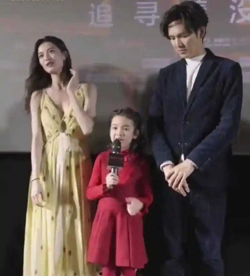 钟汉良一家三口出席某活动,暖暖的一家人,好幸福啊!