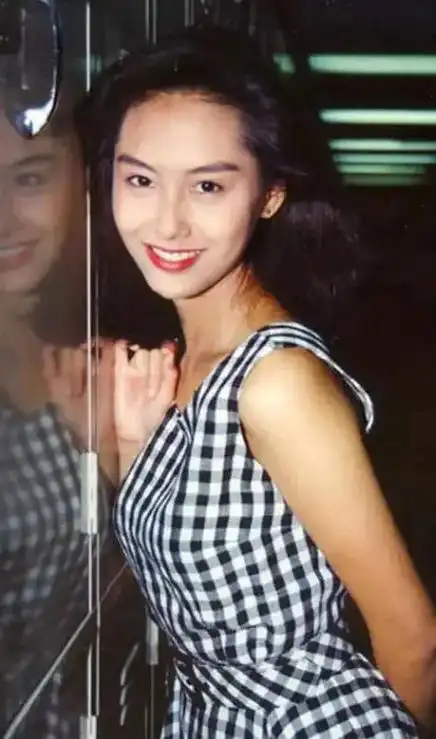 52岁的朱茵身材真丰满穿礼服差点撑爆这谁顶得住啊