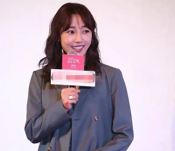 无名指戴戒,白百何有新恋情?