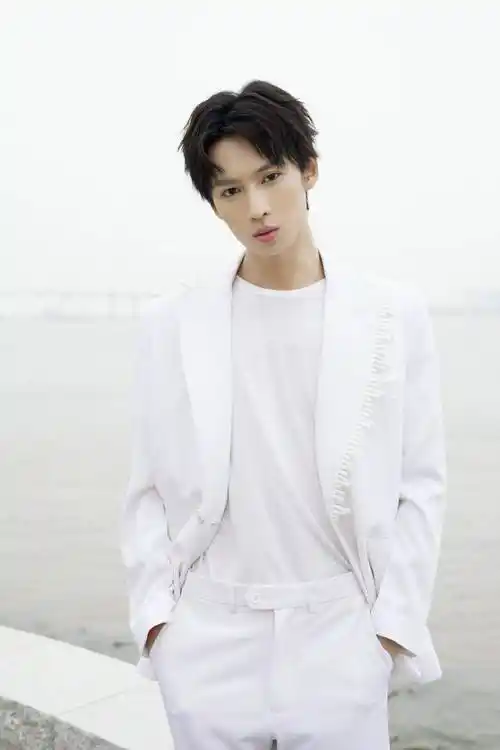 新声代歌手梁弘立一袭白西装清爽亮相华鼎奖