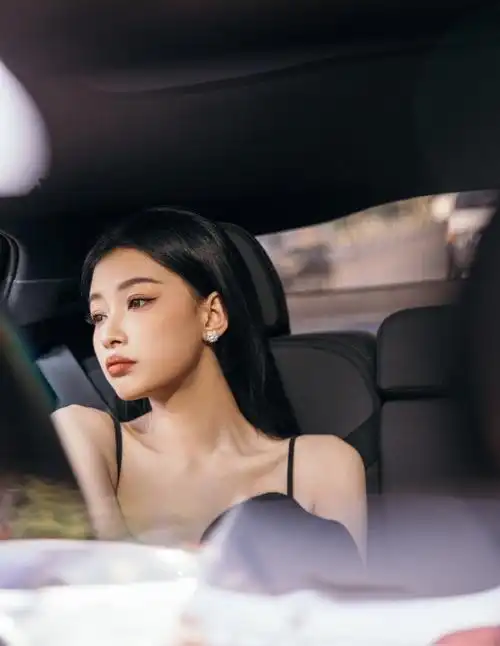 孙怡红毯生图状态##孙怡胸前的蝴蝶结