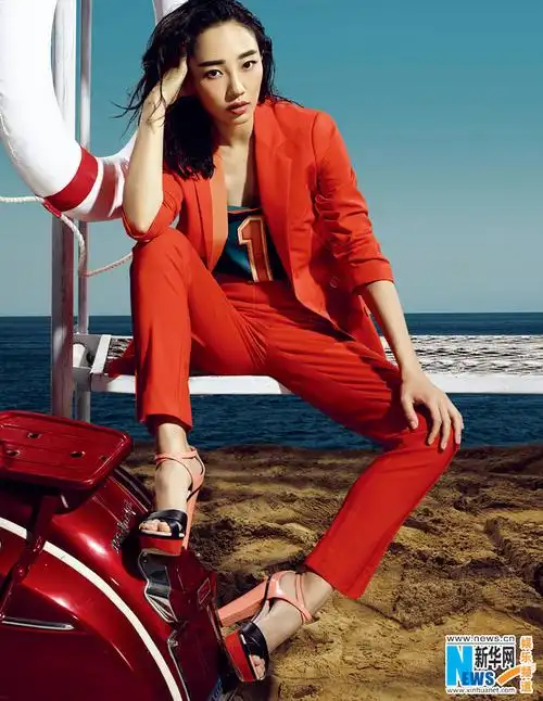 近日,白百何为时尚杂志拍摄了一组帅气十足的封面大片,片中白百何一改