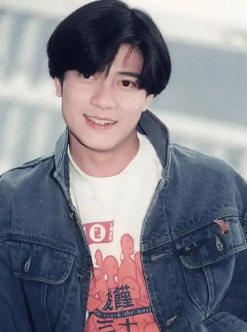 郭富城为老婆庆生,他打扮时髦比小22岁老婆还年轻,女儿好可爱_方媛