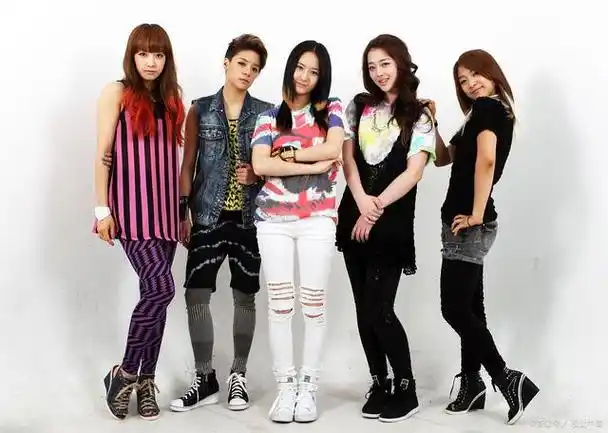 然而,随着时间的推移,成员们的合约逐渐到期,fx也开始面临着种种困境.