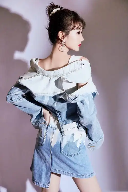 33岁的毛晓彤衣品开挂身穿渐变浅蓝牛仔套装少女感爆棚
