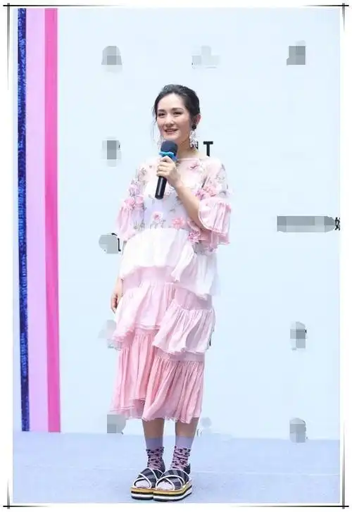 谢娜真胆大竟在凉鞋里面穿棉袜网友她的时尚只有闰土能懂吧