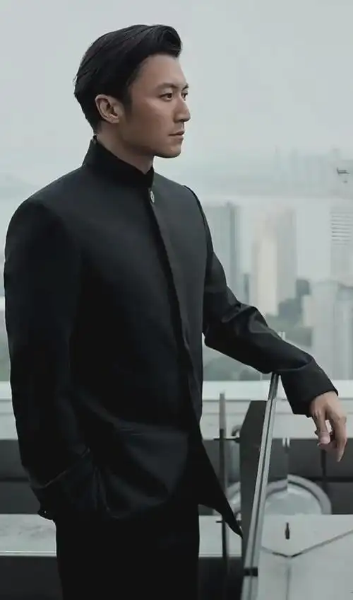 44岁谢霆锋穿新式西装耍酷,不小心暴露鼻毛,显得很邋遢油腻