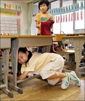 东京的小学生参加地震演习1